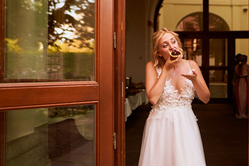 la novia come un postre en el restaurante konvikt en olomouc
